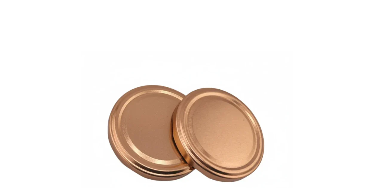 Deux couvercles twist-off 77 mm couleur bronze pour bocaux en verre, sur fond blanc.